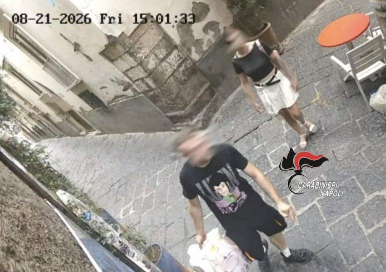 Sorrento, la maglia di Lupin non porta fortuna: ladri di e-bike traditi dalle telecamere e arrestati in treno