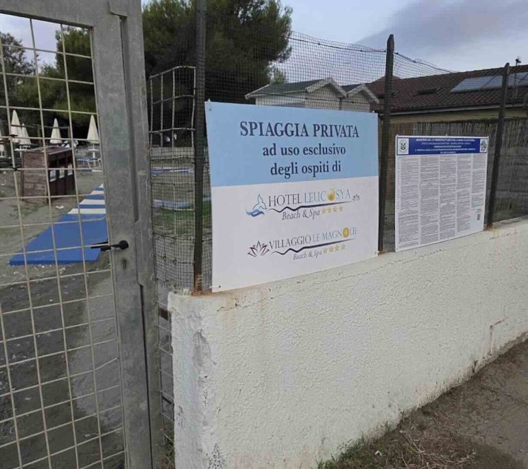 Spiagge ‘private’ a Casal Velino Marina: Borrelli (AVS) interroga Comune e Capitaneria