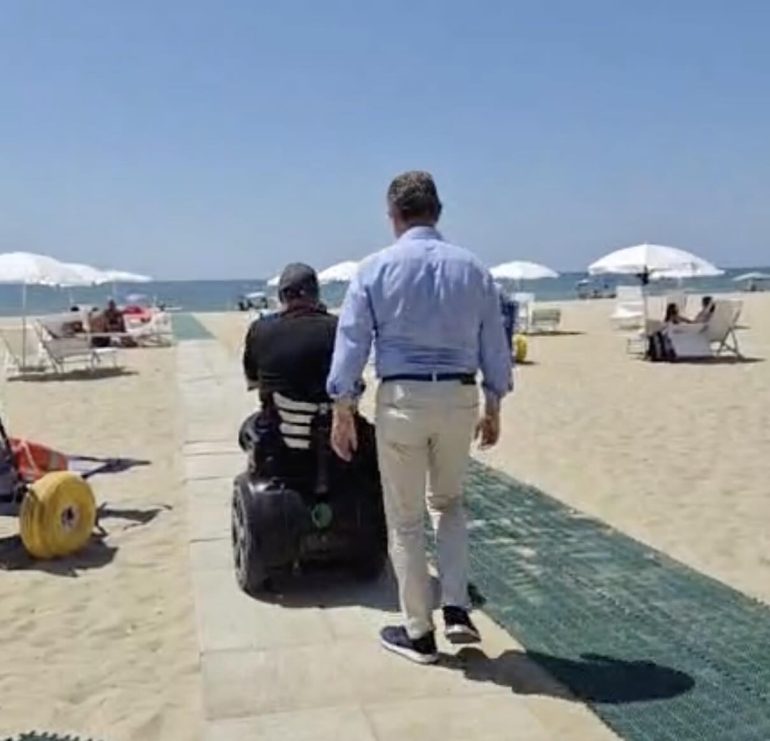 Spiaggia inclusiva a Giugliano: 170mila euro spesi per un’accessibilità ‘ridotta’