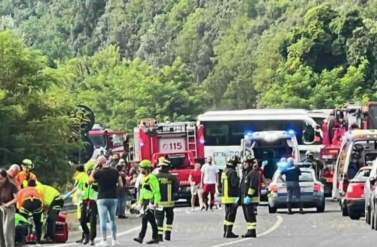 Statale 79, il pullman centra il camper: è strage. Cinque morti e 27 feriti