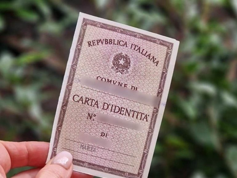 Stop da oggi alla carta d’identità cartacea: sarà ancora valida per sanità, banche e pensioni