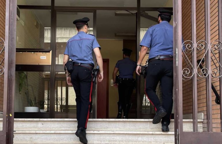 Roma, tenta di truffare anziana, ma in casa trova i veri carabinieri: arrestato un 33enne napoletano