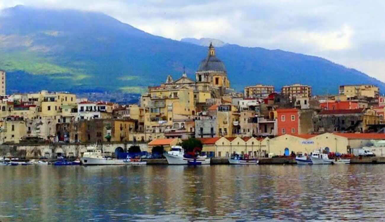 Torre Annunziata takes action: the Civic Committee 'Commissioners Are Us' is formed to fight mafia infiltration.