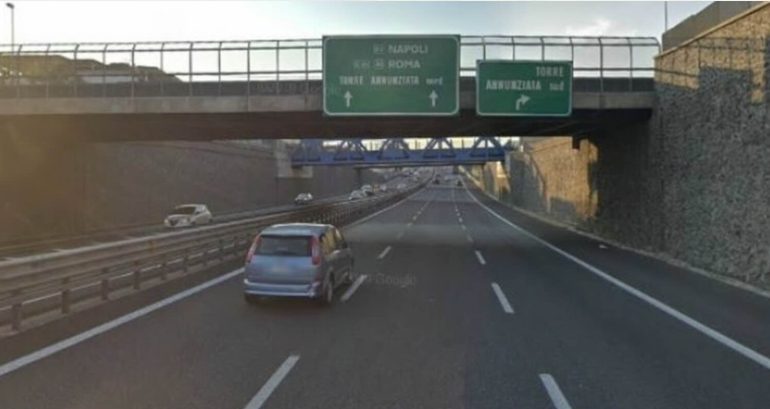 Torre Annunziata, vuole gettarsi dal cavalcavia dell’autostrada: salvata dalla polizia