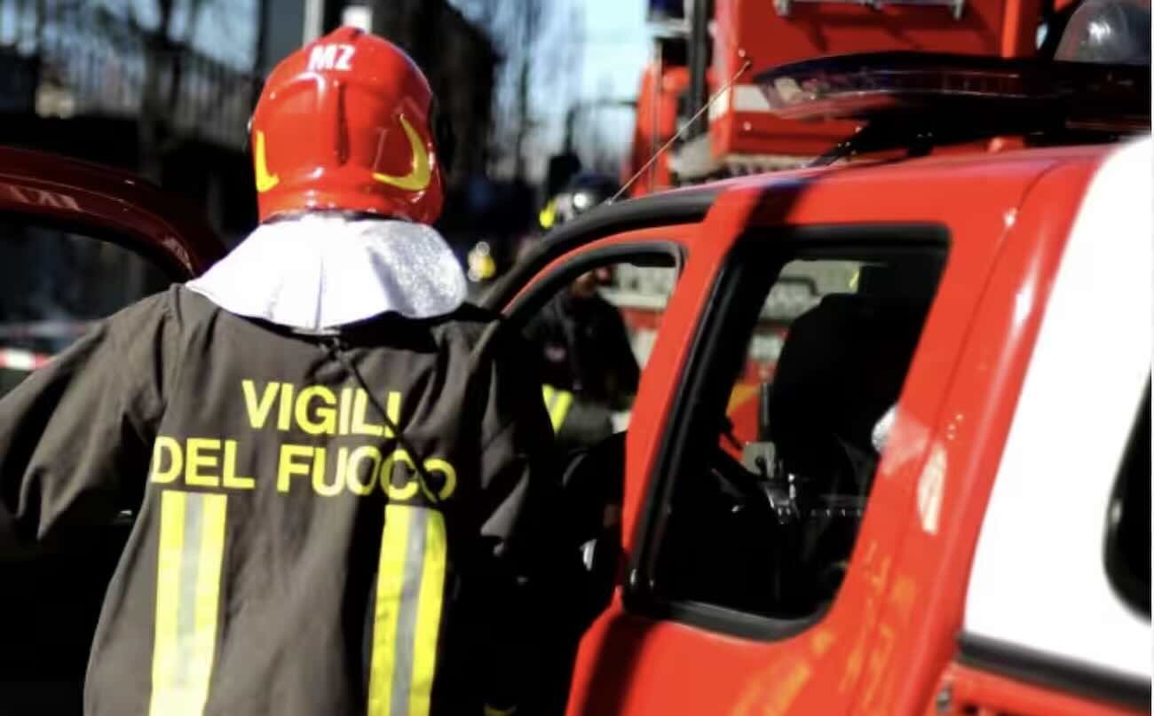 Torre del Greco, incendio in via Lamaria