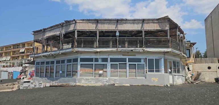 Torre del Greco, sequestrata storica struttura turistica sulla spiaggia