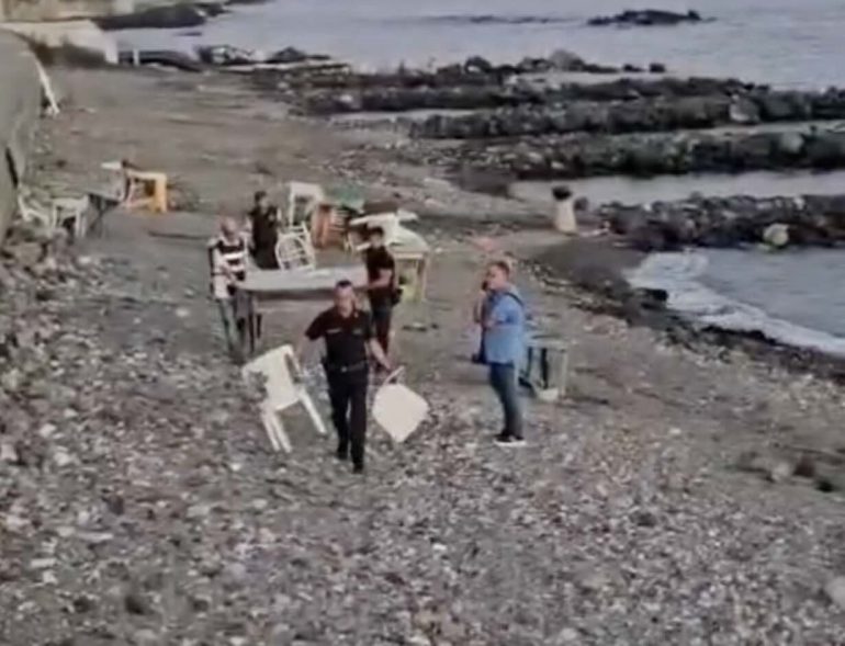Torre del Greco, spiaggia libera ‘prenotata’ abusivamente: scatta il sequestro
