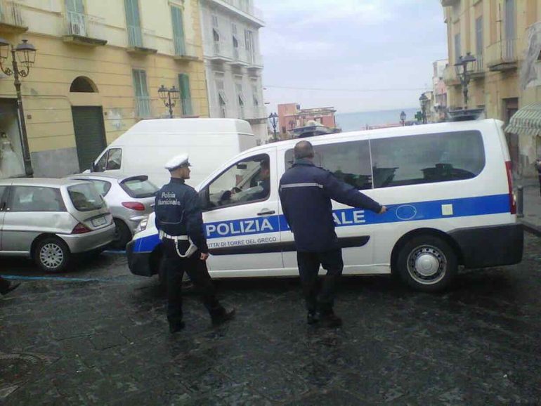 Torre del Greco, vigili urbani aggrediti a colpi di casco: arrestato 41enne