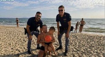 Tre chilometri di ansia sul litorale: bimbo autistico si perde in spiaggia, la Polizia lo ritrova