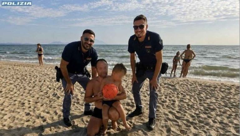 Tre chilometri di ansia sul litorale: bimbo autistico si perde in spiaggia, la Polizia lo ritrova