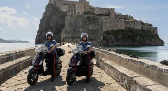 Vespe elettriche contro lo spaccio: così i carabinieri sorprendono un pusher sulla spiaggia di Ischia