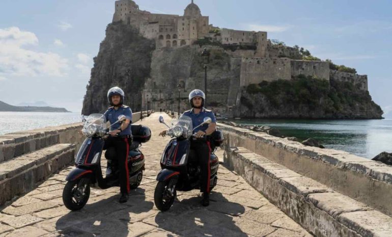 Vespe elettriche contro lo spaccio: così i carabinieri sorprendono un pusher sulla spiaggia di Ischia