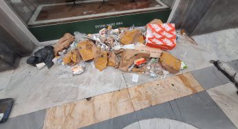 Napoli: rifiuti e degrado all’ingresso della Galleria Umberto I