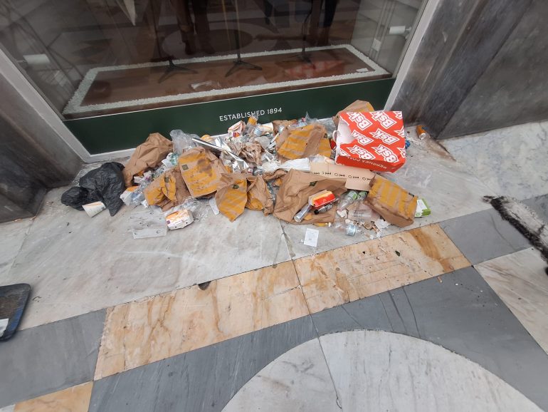 Napoli: rifiuti e degrado all’ingresso della Galleria Umberto I