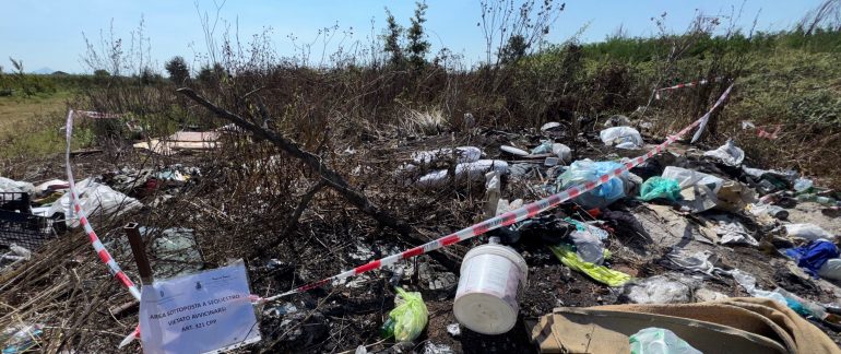 Sversamento e abbandono di rifiuti: sequestri tra Mondragone, Castel Volturno e Carinola
