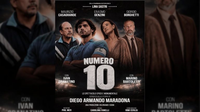 Marino Bartoletti e Maradona Jr. davanti al murale: Napoli celebra Diego nel racconto teatrale Numero 10