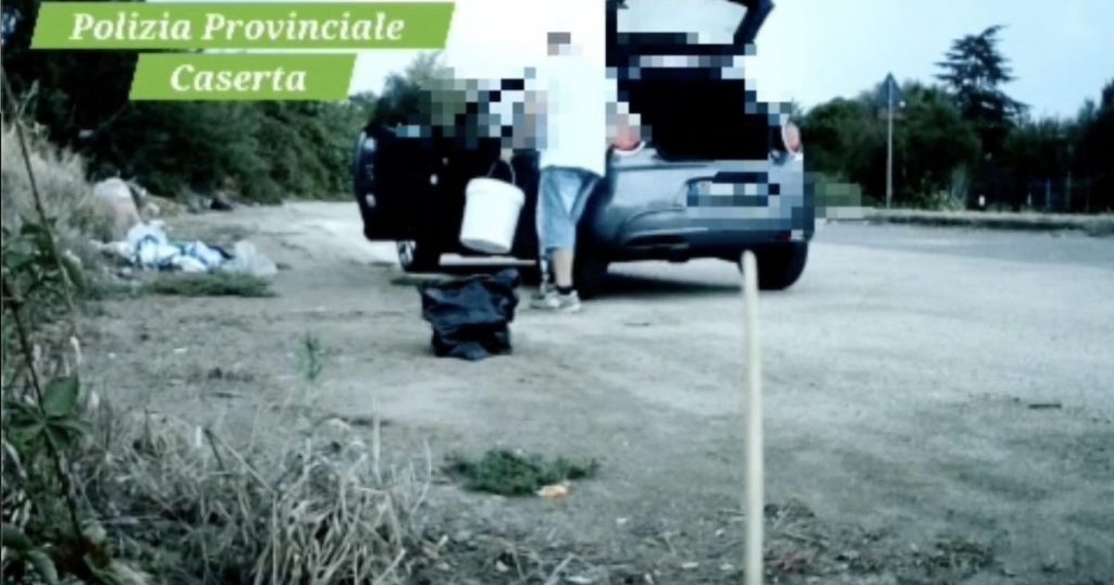 Abbandona rifiuti pericolosi a bordo strada, incastrato dalle fototrappole