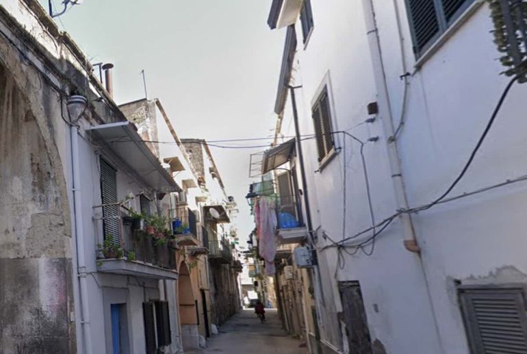 Acerra, droga e armi sequestrate in un appartamento disabitato