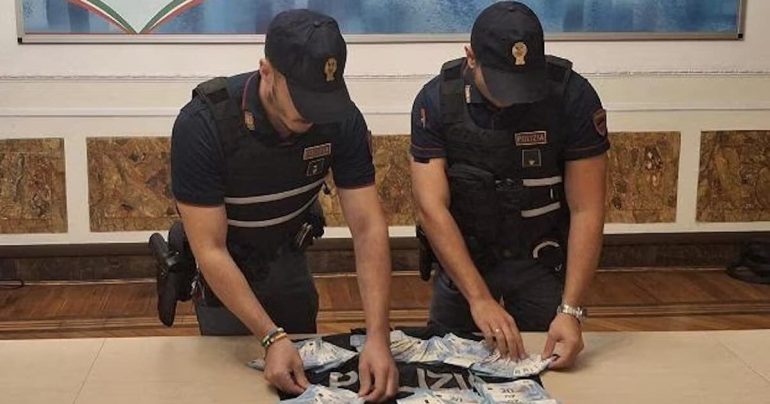 Agente della Polfer della provincia di Napoli arrestato con cocaina e 40mila euro in banconote false
