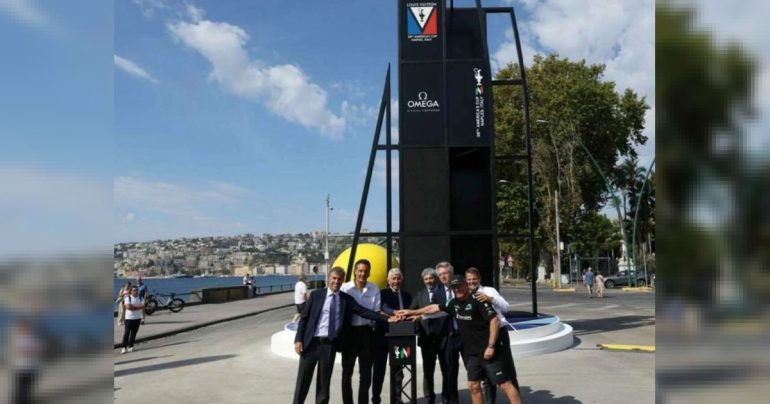 America’s Cup, a Napoli parte il countdown: acceso in piazza Vittoria il grande orologio verso il 2027