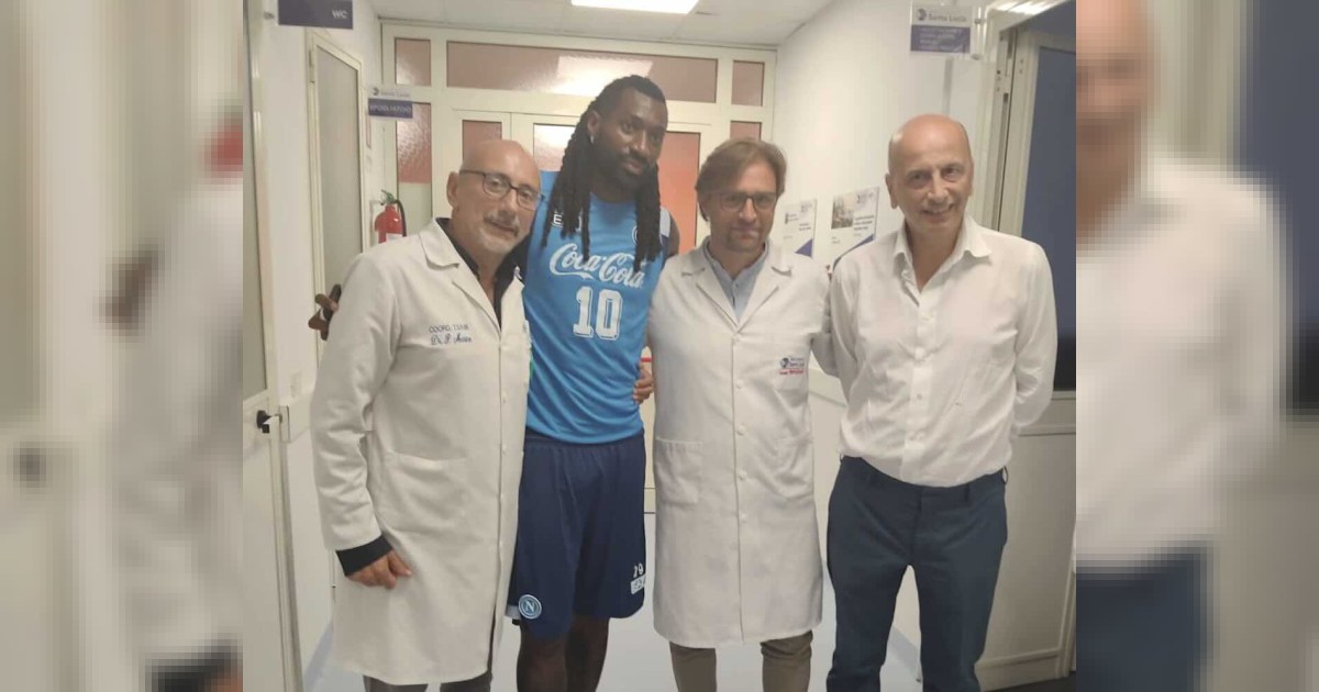 Nel foto Anguissa con il fondatore del gruppo Nefrocenter, Giovanni Lombardi e i due dottori responsabili del laboratorio di risonanza