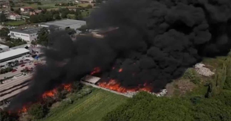 Benevento, rogo nell’area industriale: la Regione Campania ‘massima attenzione’