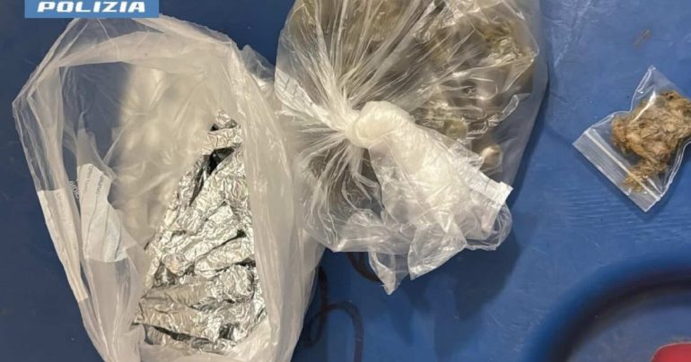 Blitz nei Quartieri Spagnoli: scovato il ‘deposito’ della droga nascosto in una cassetta