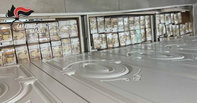Caivano, il tesoro del clan nascosto sotto il pavimento di casa Maugeri