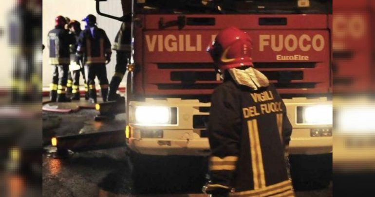 Casandrino, fiamme in uno stabile: distrutto il piano che ospita una ditta di pellame