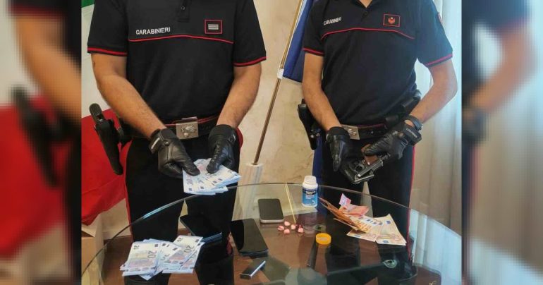 Caserta, pistola nella cintola, droga e soldi falsi: smantellata base d’appoggio, tre arresti