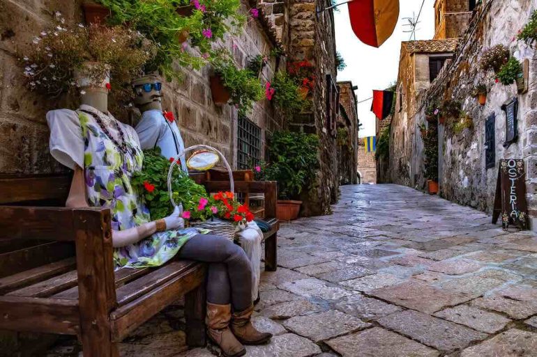 Casertavecchia celebra 30 anni di Taranterrae tra radici popolari e proiezioni al Borgo