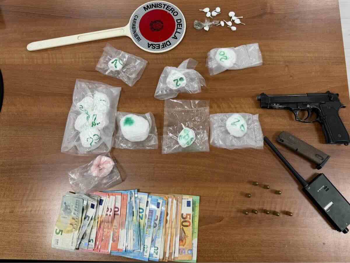 Castel Volturno: 22enne arrestato con pistola clandestina e quasi 300 grammi di cocaina