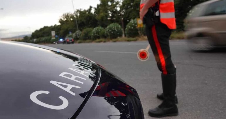 Castel Volturno, non si ferma all’alt dei Carabinieri e fugge sulla Domitiana: arrestata 58enne