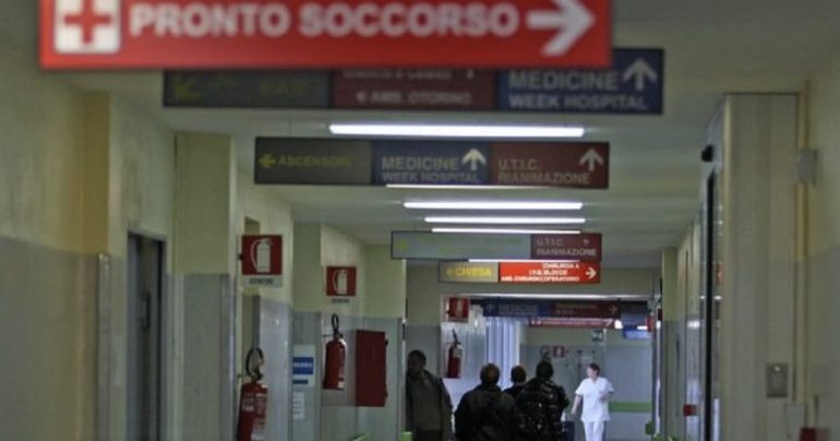 Castellammare, guardia giurata aggredita in ospedale: arrestato un 50enne