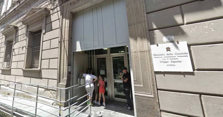 Cellulari e sim pronti per essere lanciati nel carcere di Aversa: due fermati, sequestrato il materiale