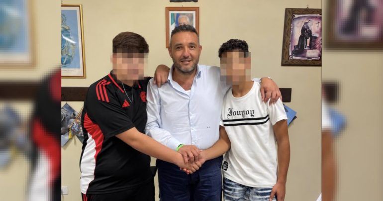 Terzigno, il sindaco Salvatore Carillo insieme con i due studenti