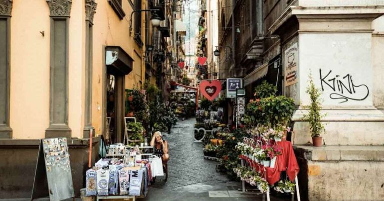 Devi incontrare degli amici da qualche parte a Napoli. ‘Vicino alla stazione’ non è un indirizzo