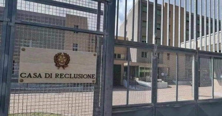 Droga, cellulari e violenze in carcere a Sanremo: 100 indagati, nei guai anche una psicologa e un agente
