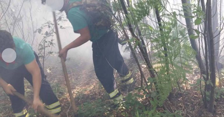 Fiamme in Costiera, è allarme dolo: «Incendi appiccati in più punti»