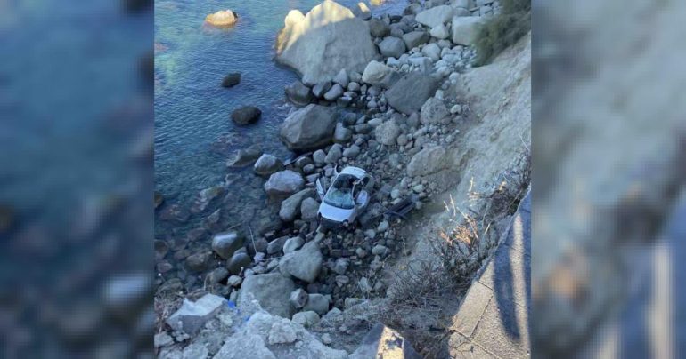 Forio, in fuga su un’auto precipitano dalla scogliera: due giovani gravi