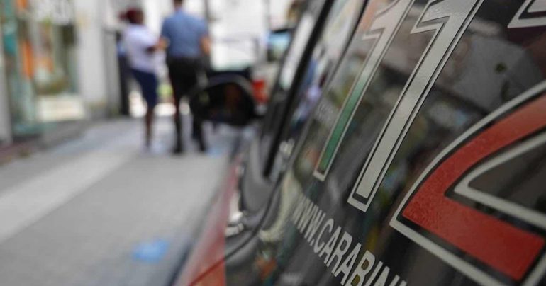 Frignano, spinge una minorenne nei cespugli: passante sventa l’aggressione e fa arrestare il maniaco