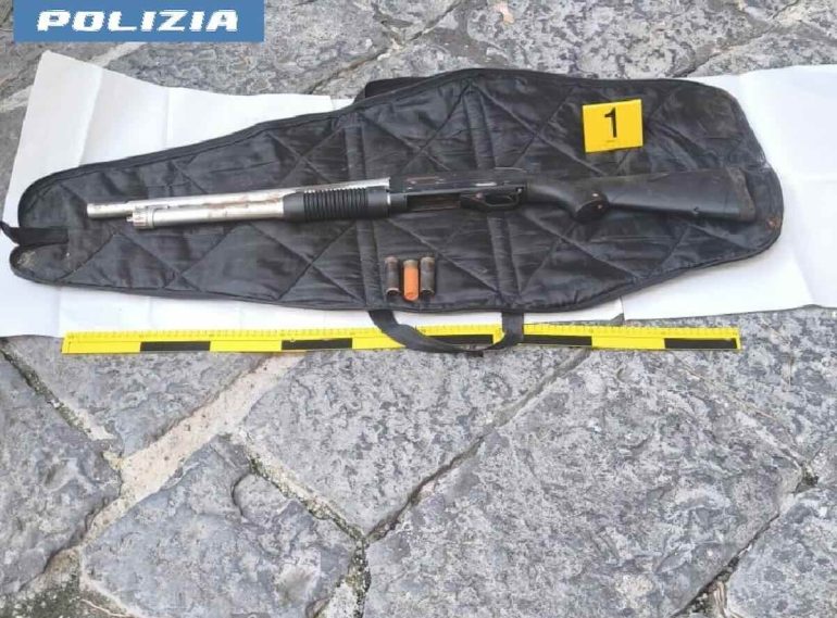 Napoli, recuperato a Forcella un fucile nascosto in strada