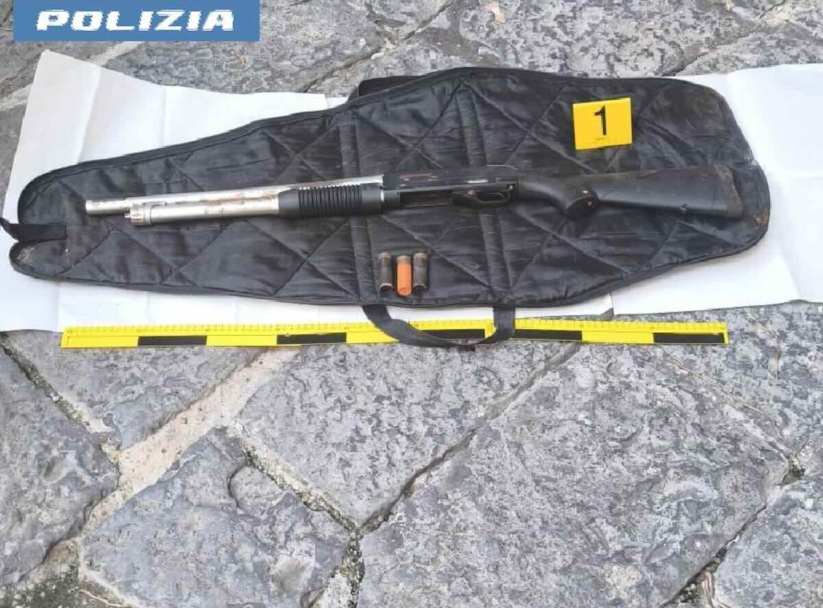 Il fucile sequestrato a Forcella