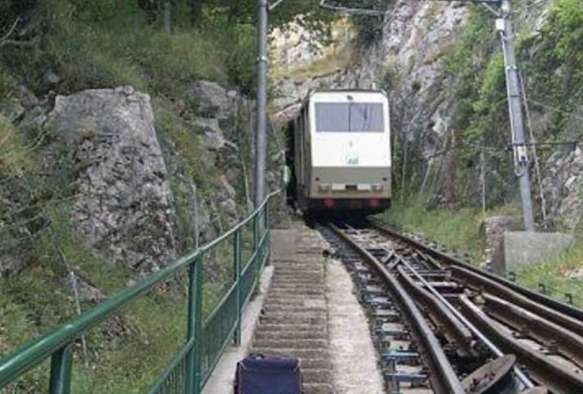 Funicolare per Montevergine bloccata da tronco caduto: disagi per i pellegrini