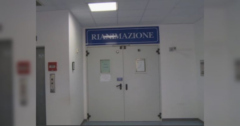 Gioielleria svaligiata, la titolare insegue i ladri ma si schianta contro un muro: caccia alla banda