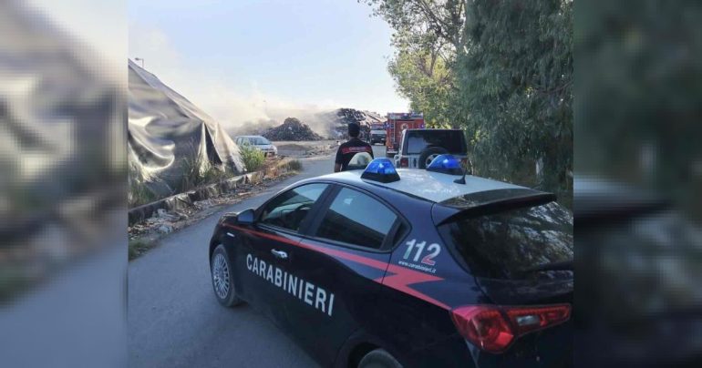 Giugliano, vasto incendio a Taverna del Re: a fuoco il sito delle ecoballe