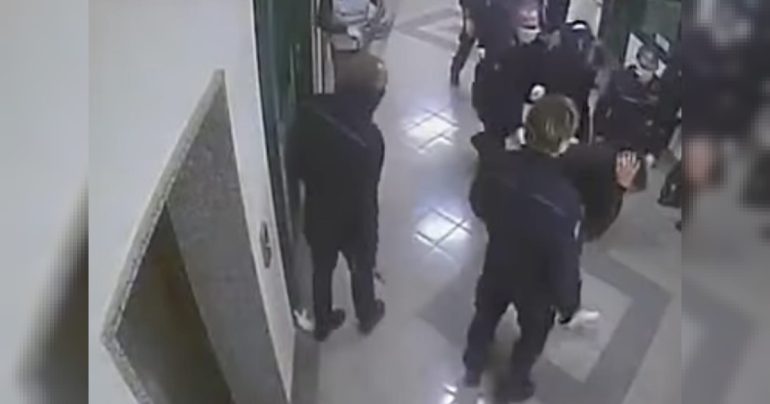 In aula le ultime ore di Hakimi: pestato, isolato e abbandonato a morire nel carcere di Santa Maria