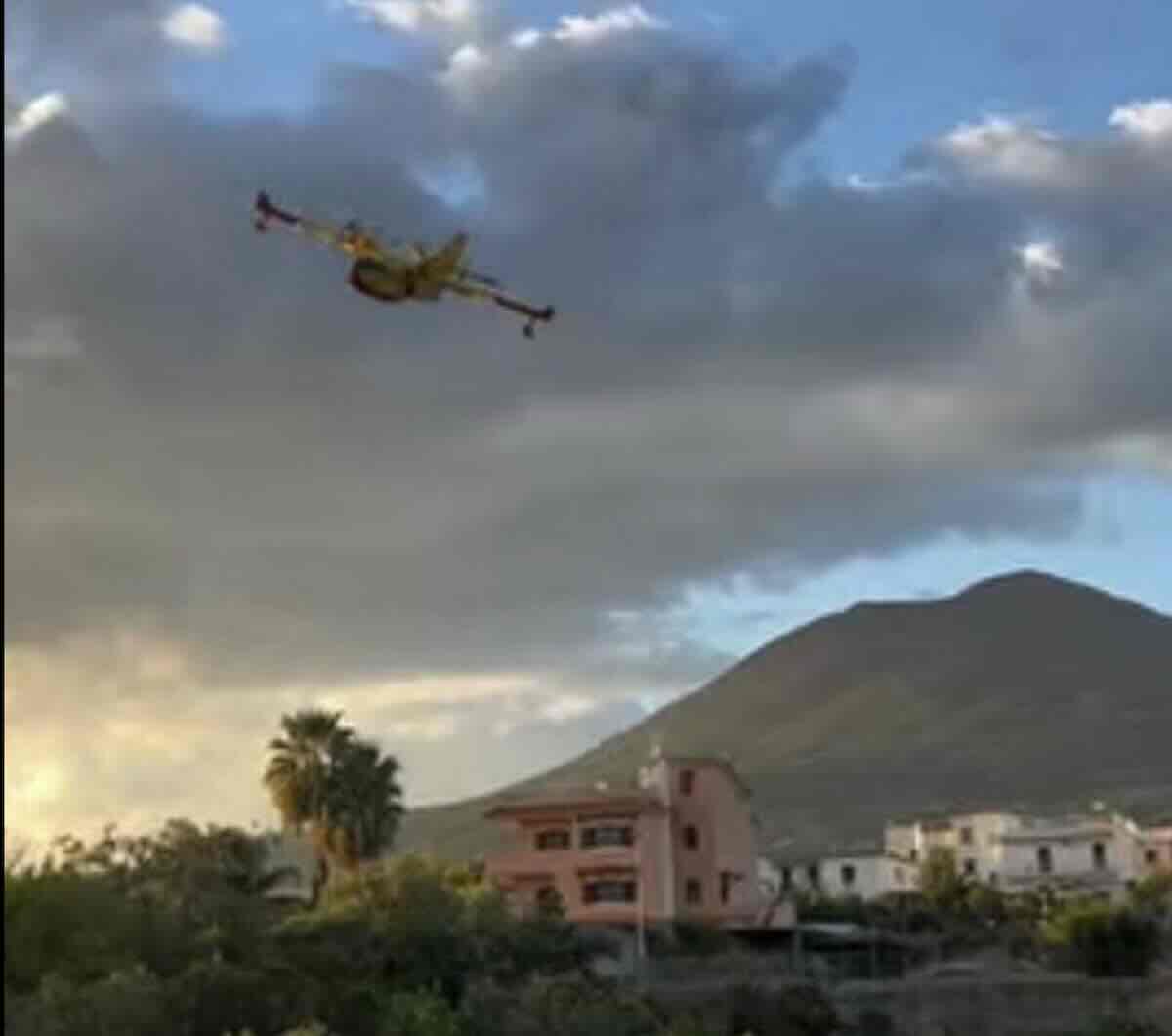 Incendio vicino al Vesuvio: Torre del Greco al lavoro per contenere l’emergenza