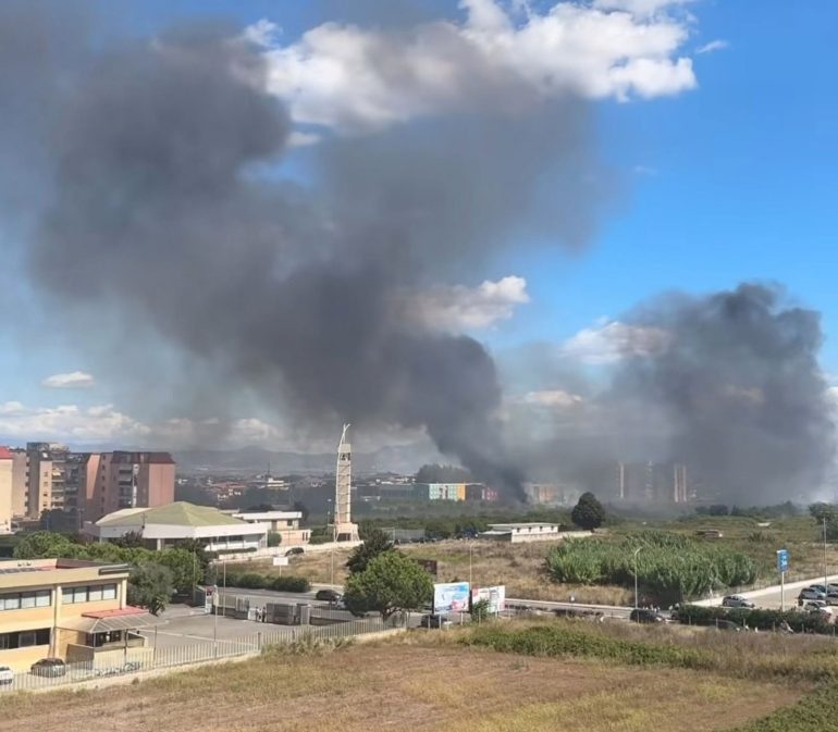 Incendio a Giugliano: in corso monitoraggio delle diossine disperse nell’aria