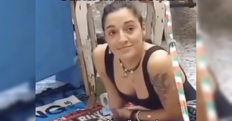 Napoli, Jana Maradona prega sotto il murale del papà